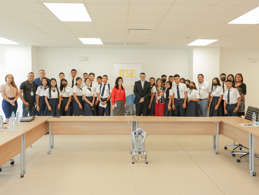 Imagen de portada Estudiantes del Centro Educativo Bilingüe Lomas de los Naranjos visitan el Campus ITSE   