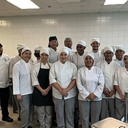 Estudiantes de Artes Culinarias del ITSE demuestran sus competencias en restaurante simulado ante representantes de la Fundación JUPÁ