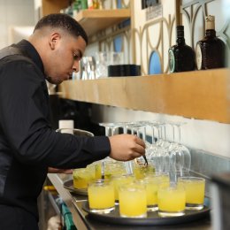Estudiantes becados de Fundación JUPÁ fortalecen sus competencias culinarias mediante restaurante simulado