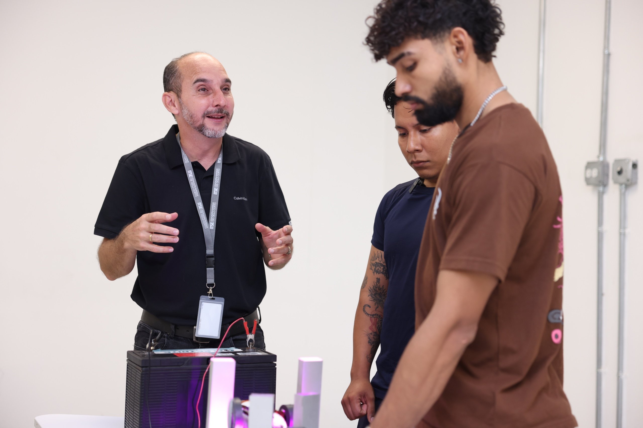 Estudiantes del ITSE destacan en proyecto final de Autotrónica, impulsando la innovación automotriz