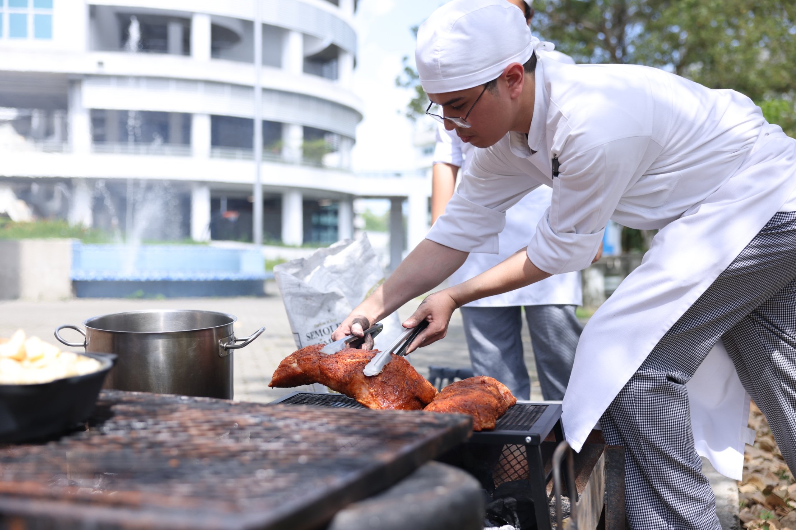  Estudiantes de Artes Culinarias del ITSE fortalecen sus competencias en cocina a la parrilla con fuego abierto